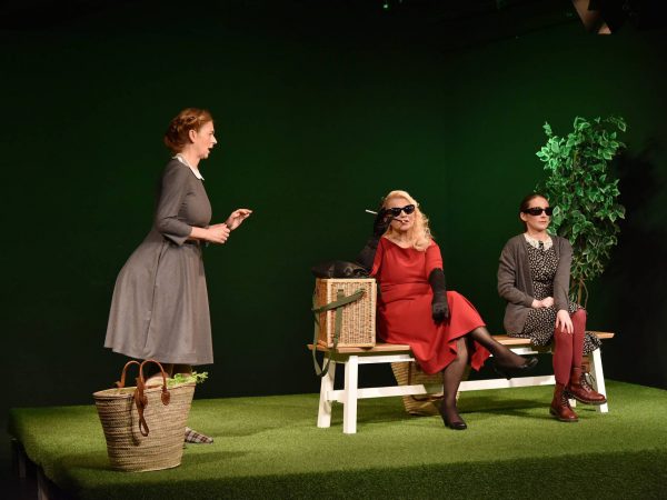 „Dame sticht“- Schwarze Komödie von Jean Claude Danaud im Theater Brand