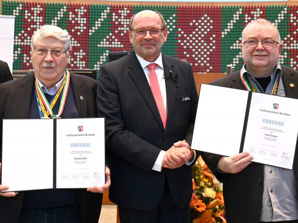 Landtag ehrt Gerd Simons und Helmut Koch für Verdienste im Karneval mit dem Orden „Würdigung des Brauchtums“